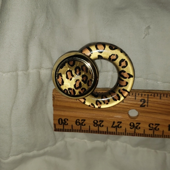 Vintage Clip-on Acrylic Leopard Print Earrings. - Picture 5 of 5